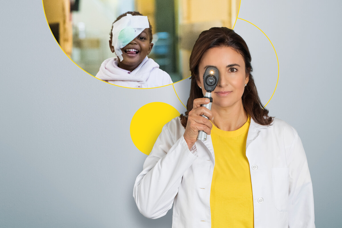 Augenärztin Irene Ruhswurm im gelben Licht für die Welt T-Shirt mit einer Gedankenblase, in dem die lachende 2-jährige Deolinda mit Verband über dem rechten Auge zu sehen ist